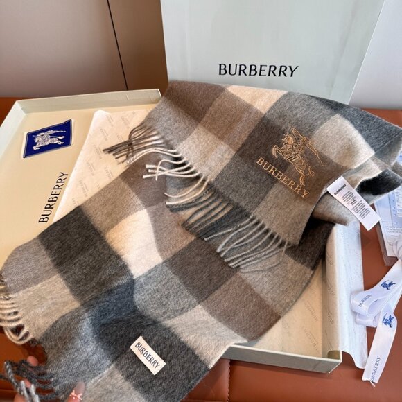 Burberry Women's Scarf - Picture 5 of 5